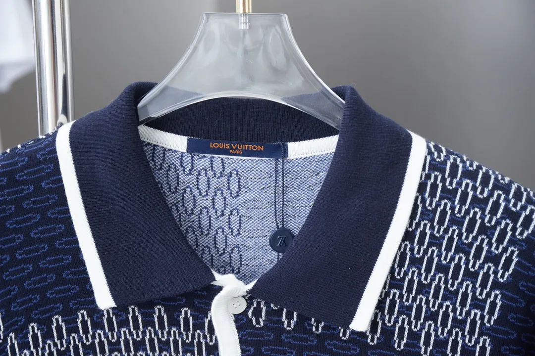 🅿️230 LV Louis 25ss spring and summer new checkerboard mercerized cotton knitted short-sleeve light luxury essential item for daily commuting for men and women Correct version Welcome to compare Detailed features · Made of high-viscosity cotton wool, with high count cotton added, dry and avoid stuffiness · Made of jacquard woven sheets imported from Germany, woven with Lv Monogram plaid intarsia, paired with knitting of the same style and color, presenting a unique three-dimensional texture · Horseshoe shell logo buttons · Double-needle stitching across seams · Original main mark, washed tag, branded moisture-proof paper packaging Color: Blue Size: S/M/L/XL